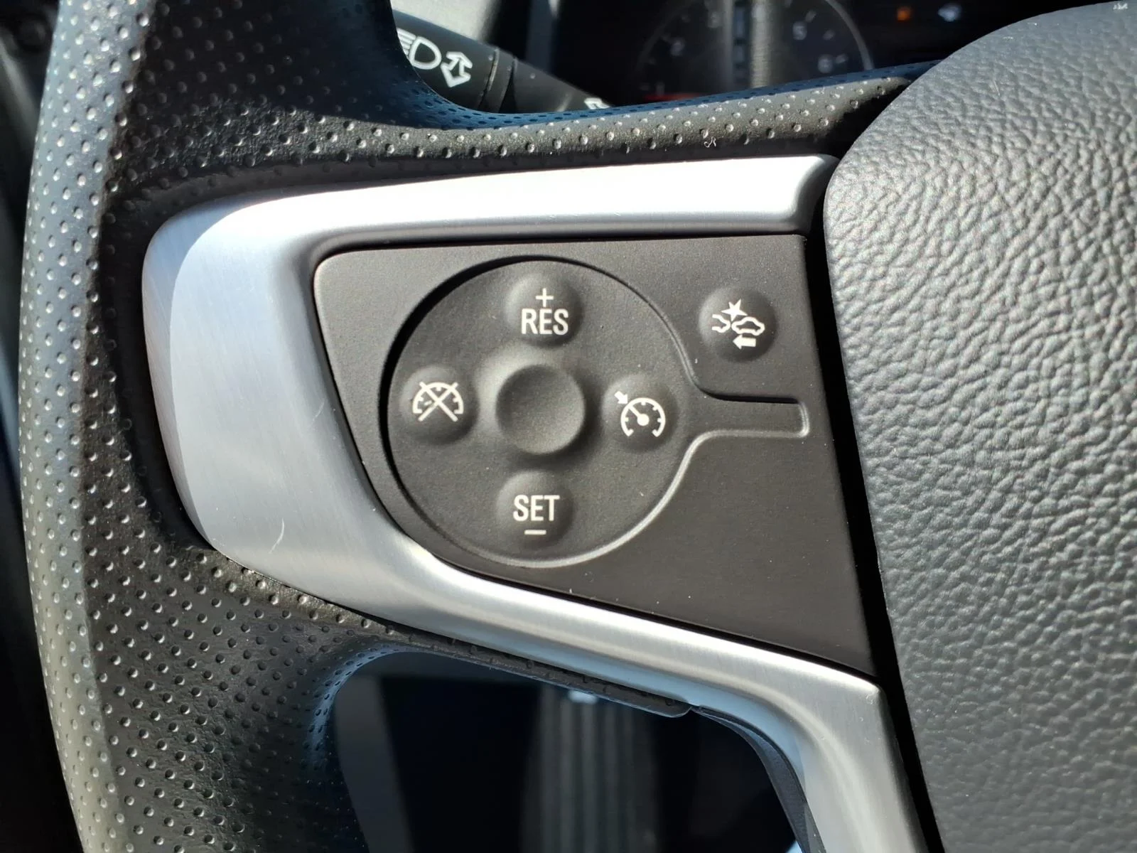 Used 2024 Sterling Metallic (gxd) GMC SLE image 18