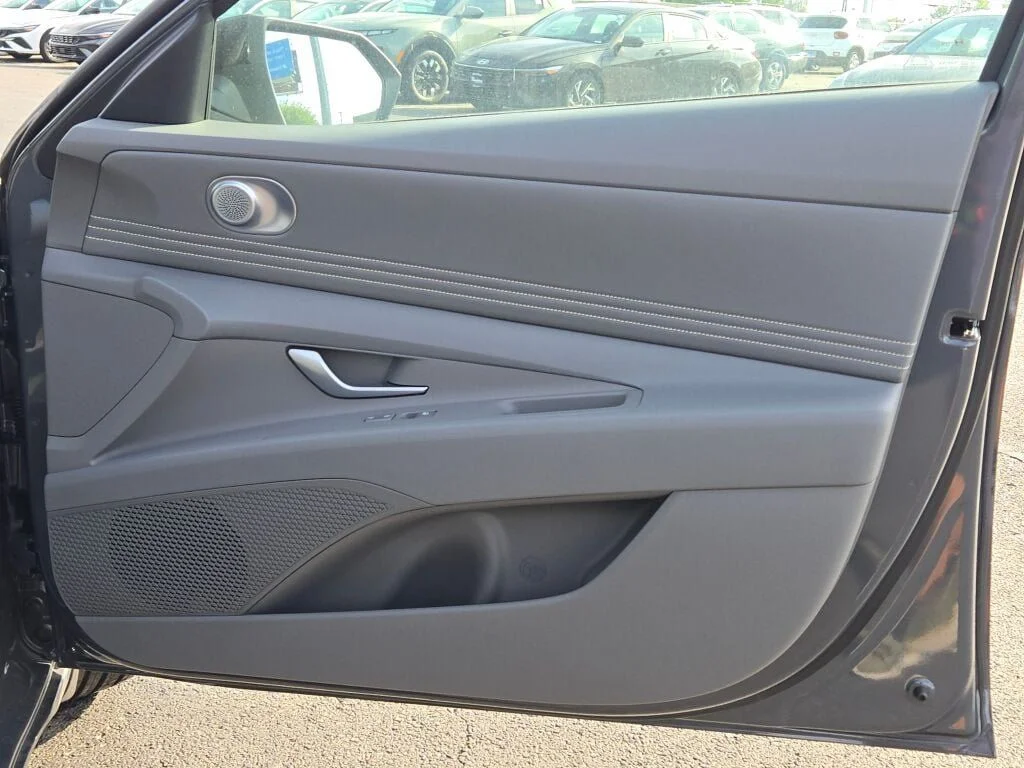 Used 2025 Gray Hyundai SEL Sport image 8