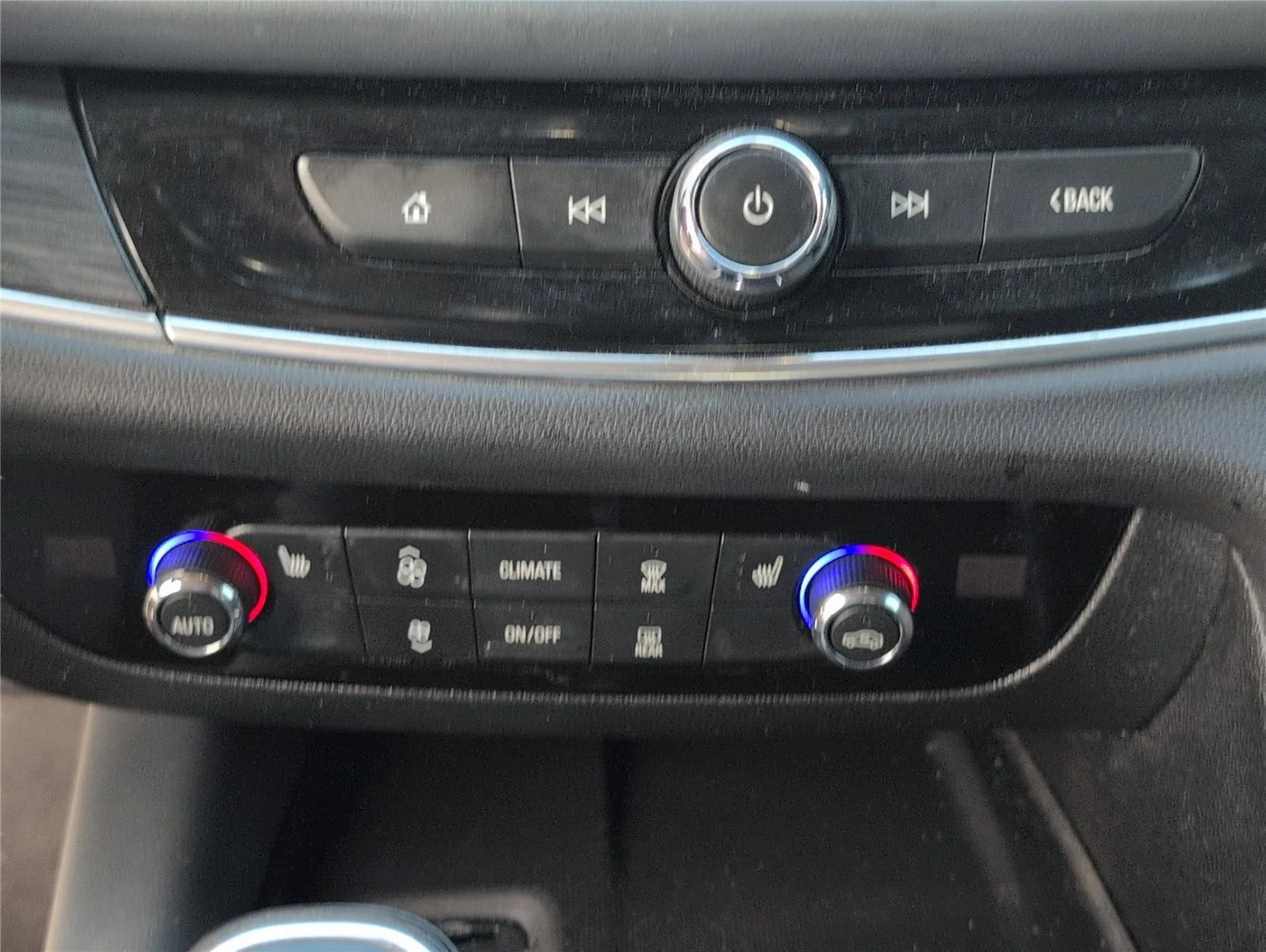 Used 2020 Summit White Buick Essence image 21