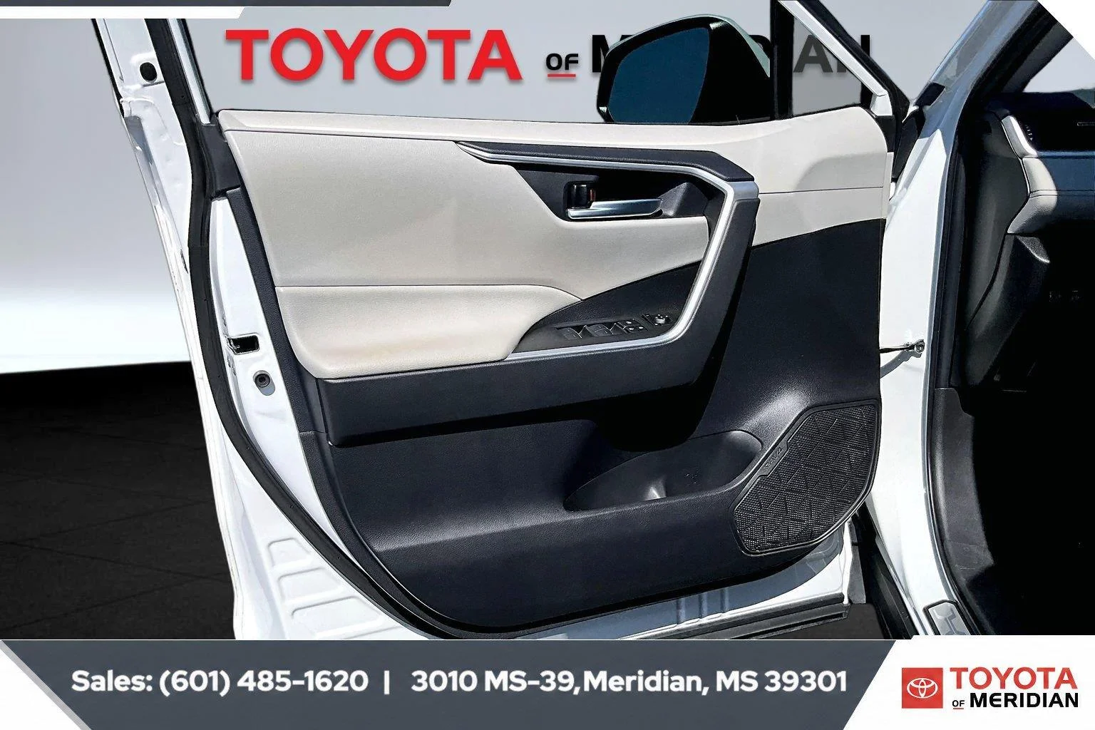 Used 2025 Wind Chill Pearl Toyota XLE Premium image 17