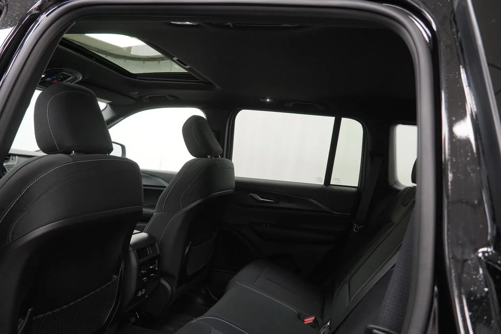 New 2026 Diamond Black Crystal Pearl-Coat Exterior Paint Jeep Laredo X image 18