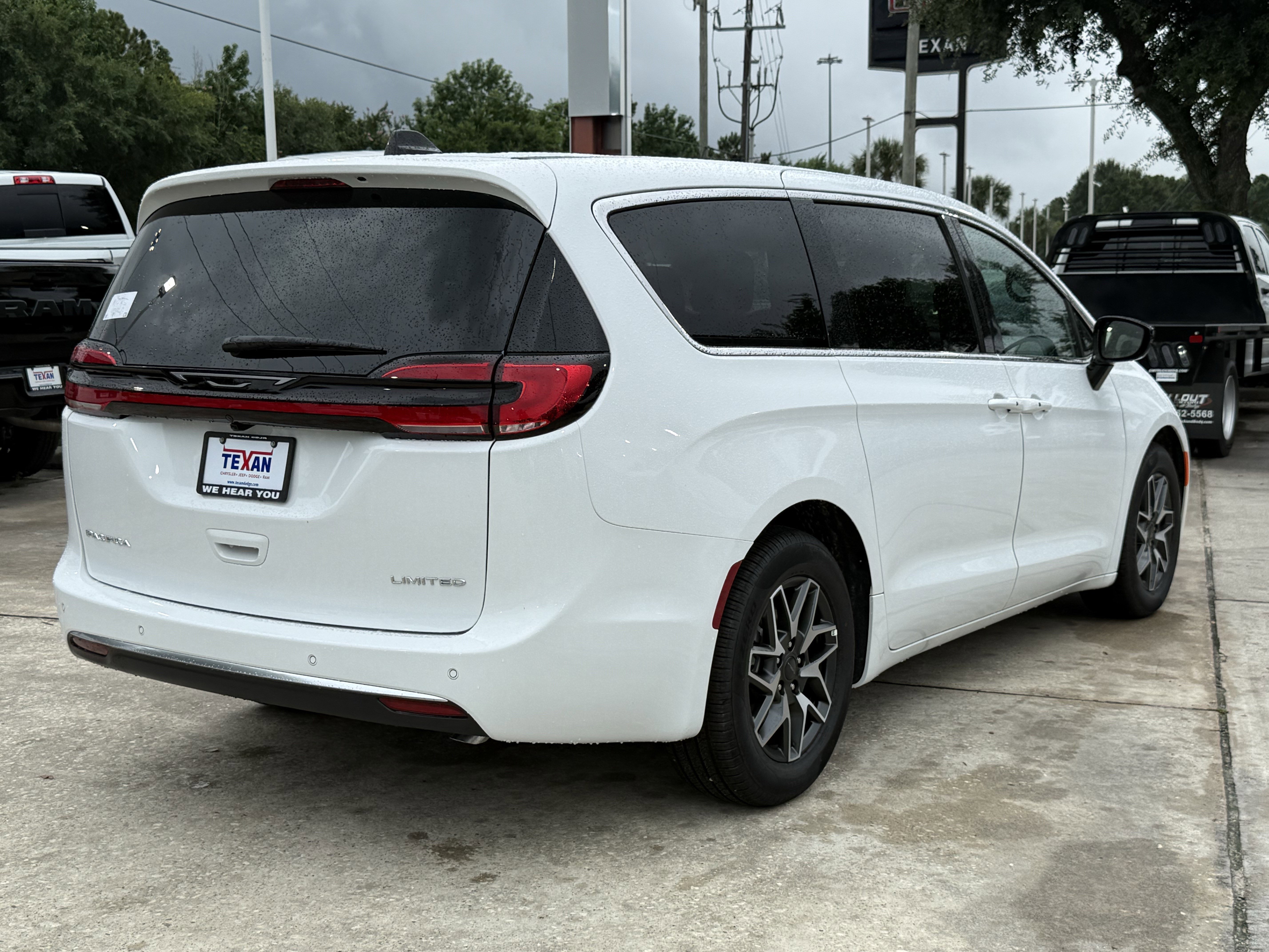 New 2027 Bright White Clear-Coat Exterior Paint Chrysler Limited image 4