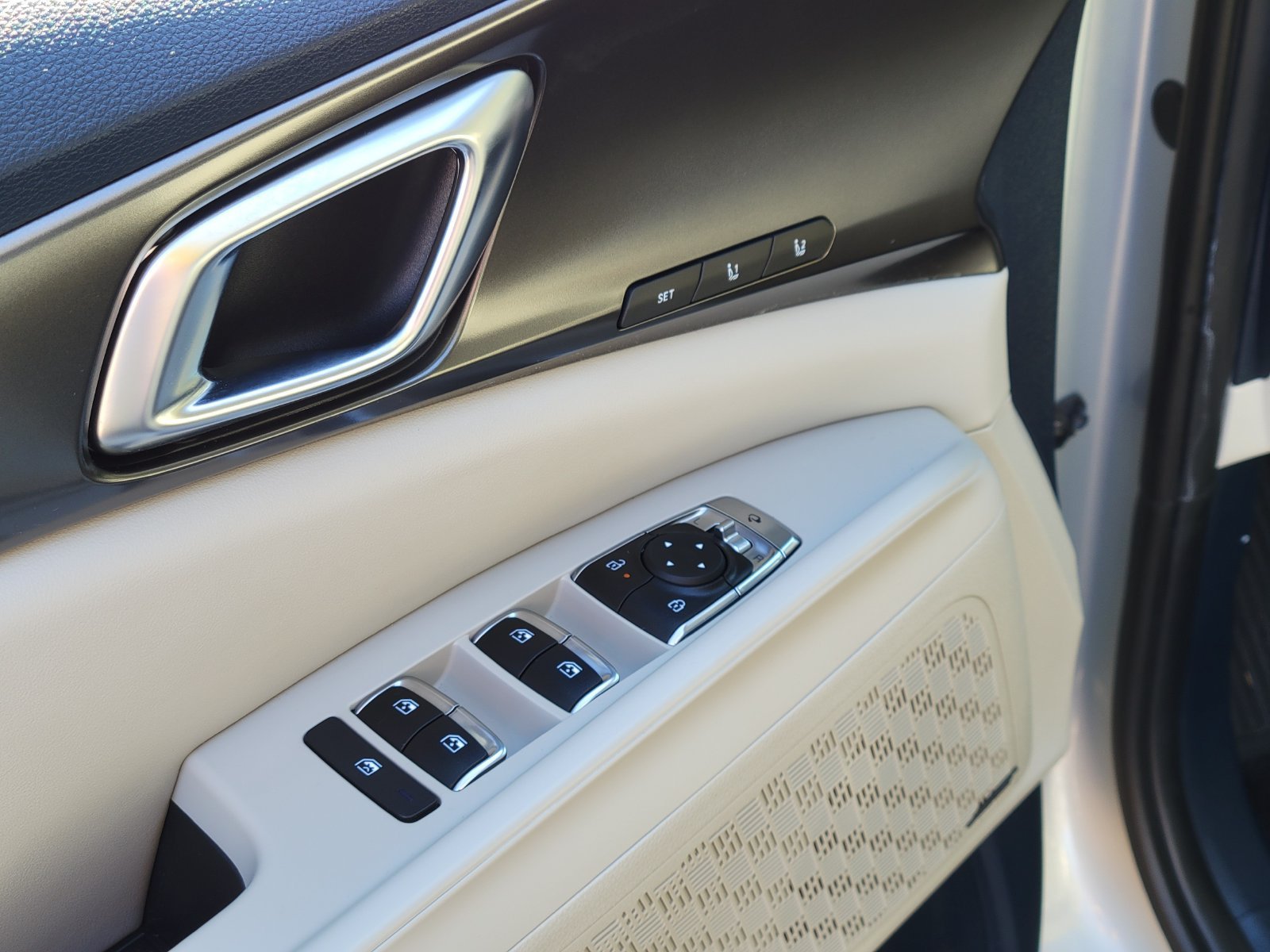 Certified Used 2025 White Kia SX Prestige image 8