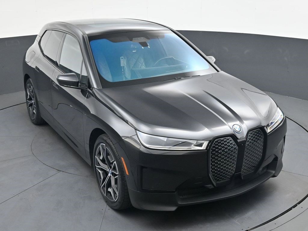 Used 2022 Gray BMW xDrive50 image 24