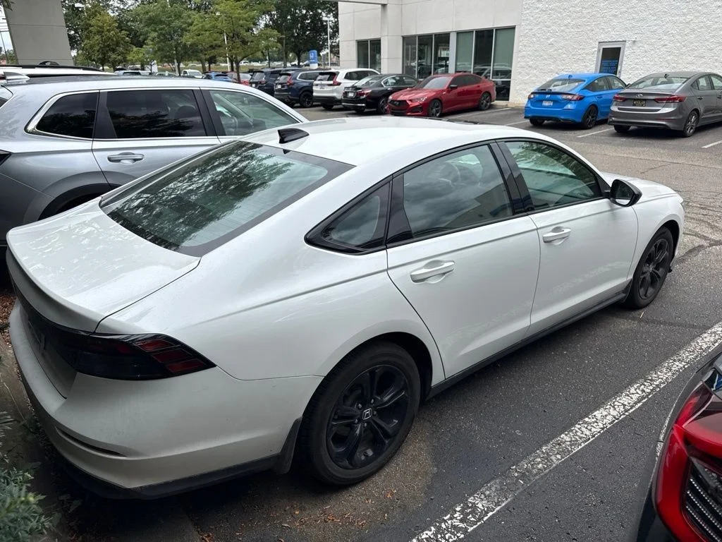 Used 2025 Platinum White Pearl Honda SE image 7