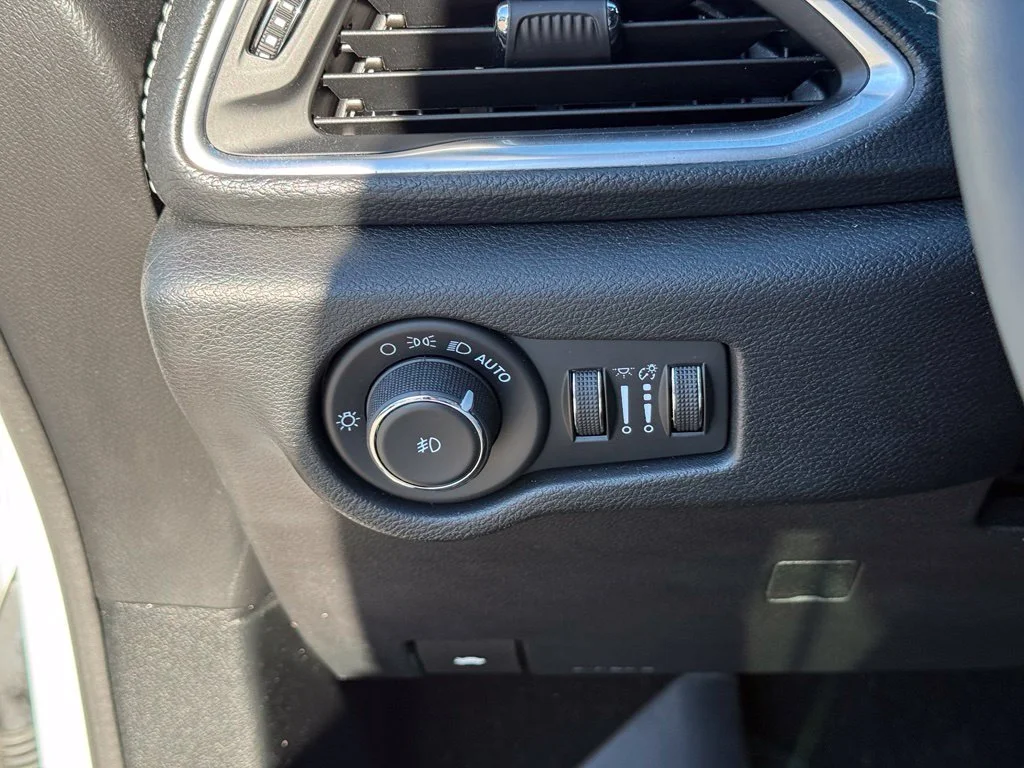 Used 2024 White Chrysler Limited image 18