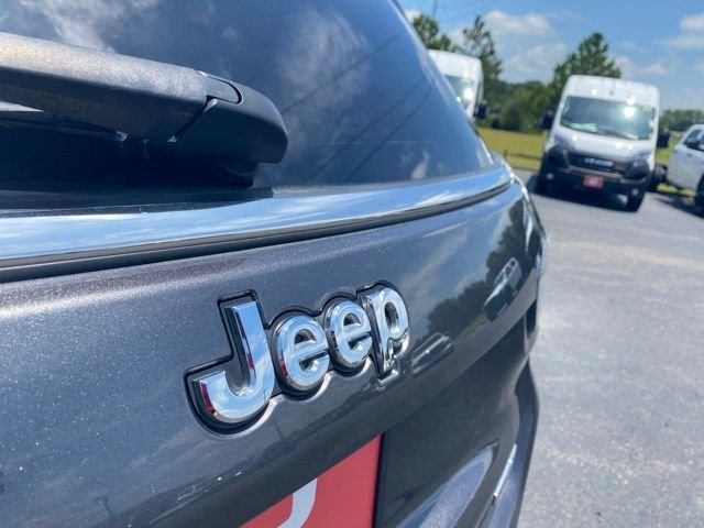 Used 2022 Granite Crystal Clearcoat Metallic Jeep Latitude image 35