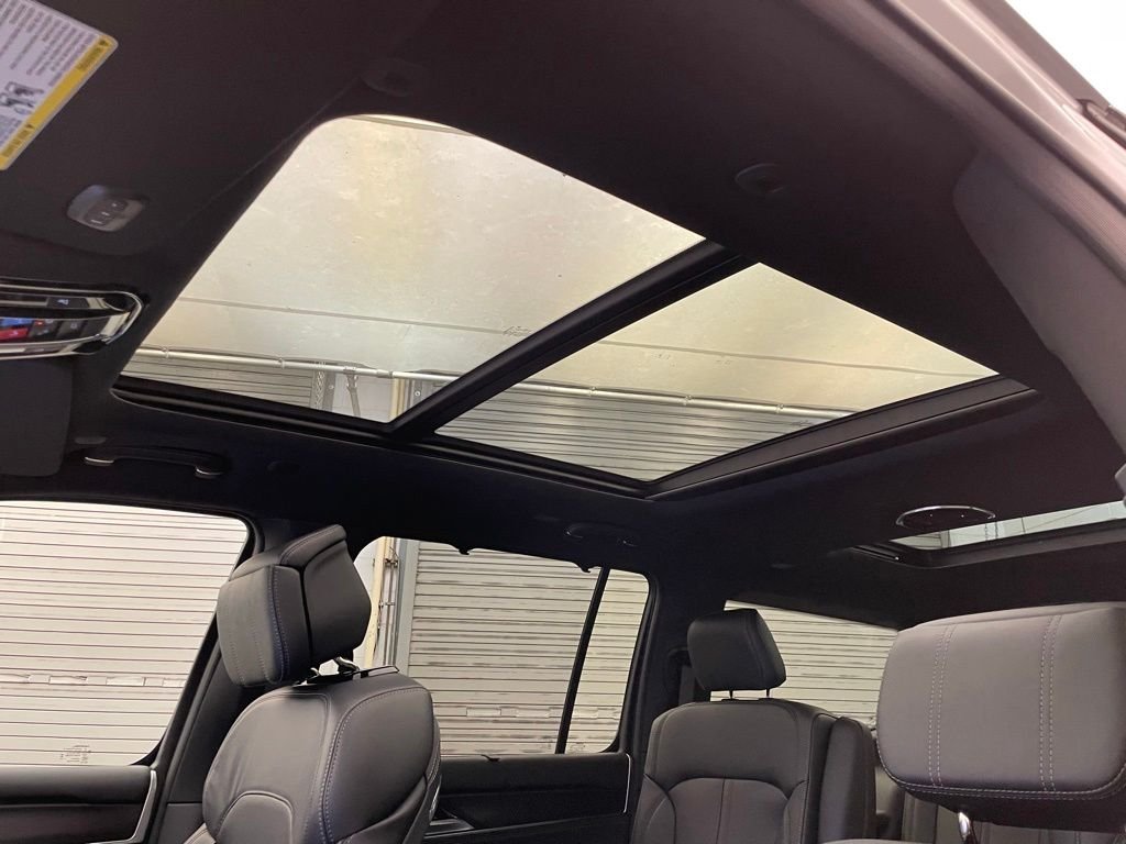 New 2026 Silver-Zynith Exterior Paint Jeep Summit Obsidian image 19