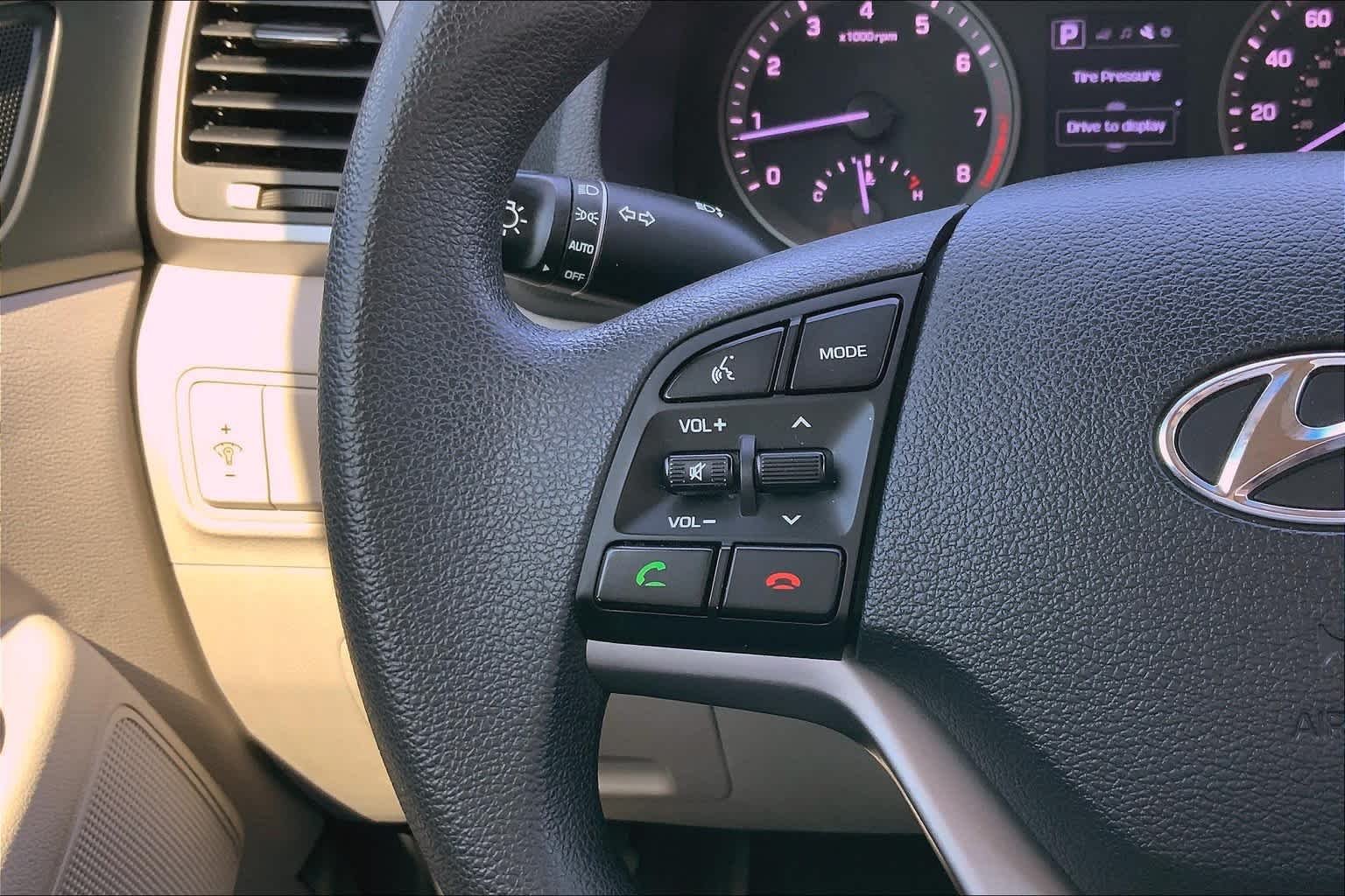 Used 2018 Molten Silver Hyundai SE image 23