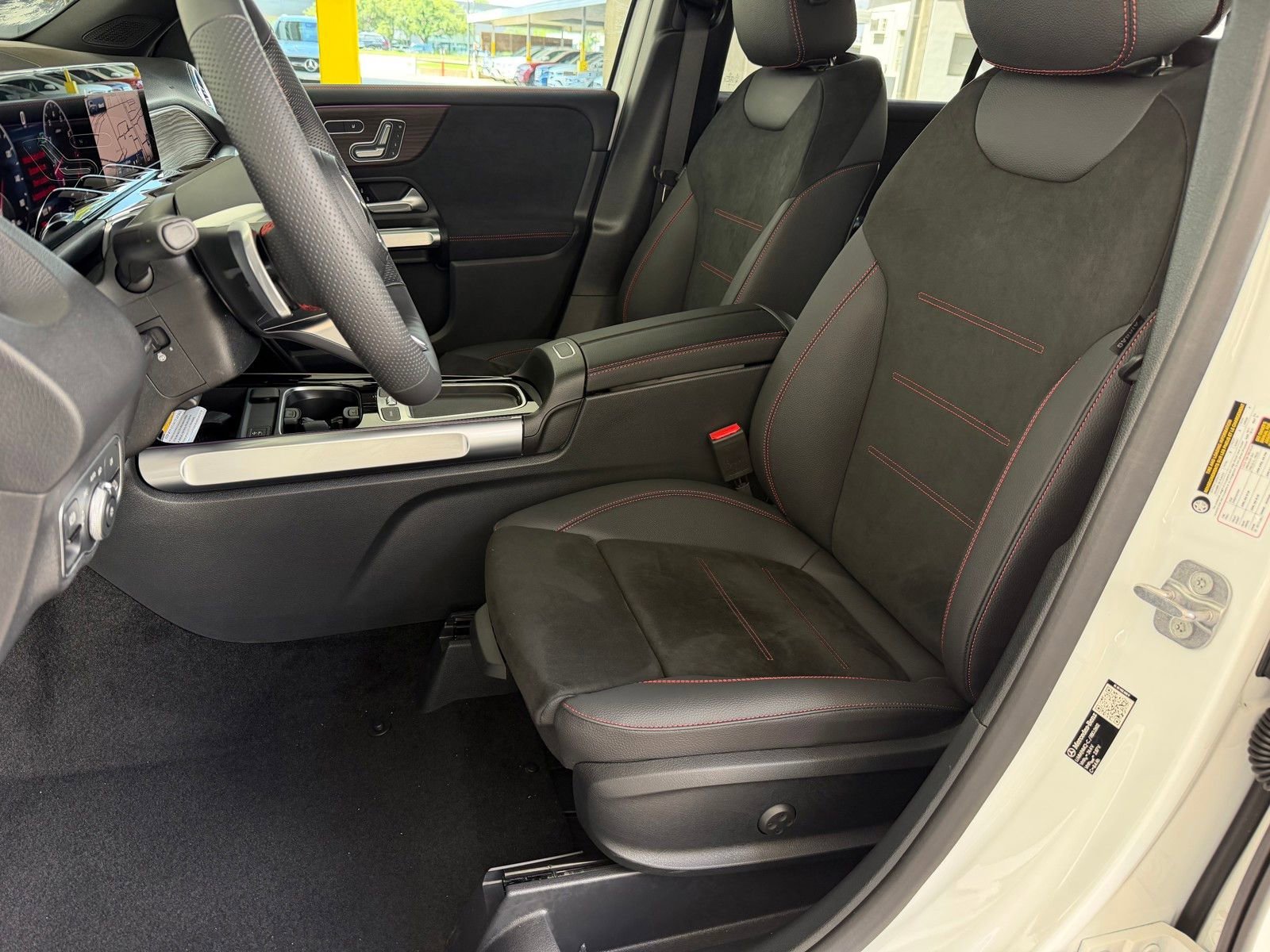 New 2026 Polar White Mercedes-Benz GLB 250 image 38