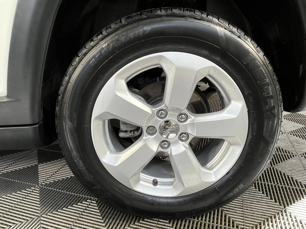 Used 2020 White Jeep Latitude image 16