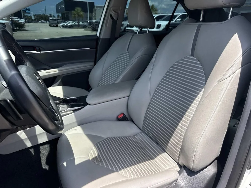 Used 2022 White Toyota SE image 15