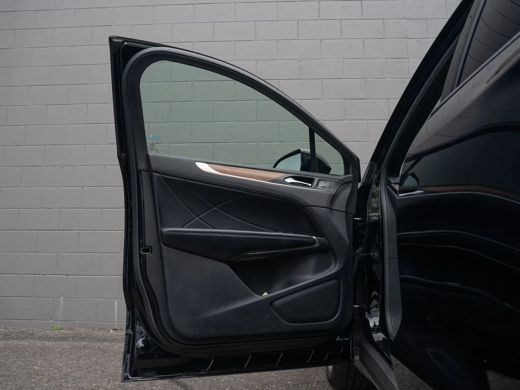 Used 2017 Black Lincoln Reserve image 15