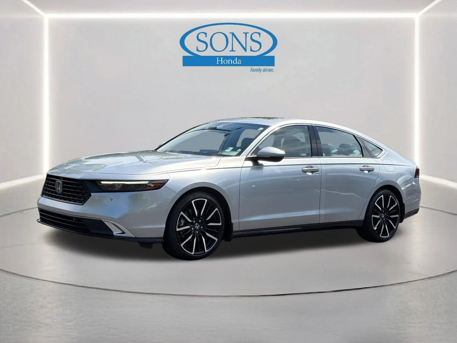 Certified Used 2025 Solar Silver Metallic Honda Touring image 19