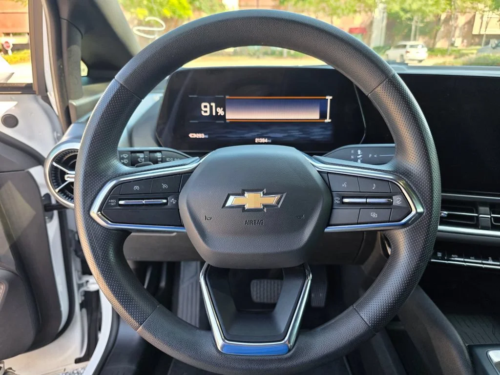 Used 2025 Summit White Chevrolet LT image 22
