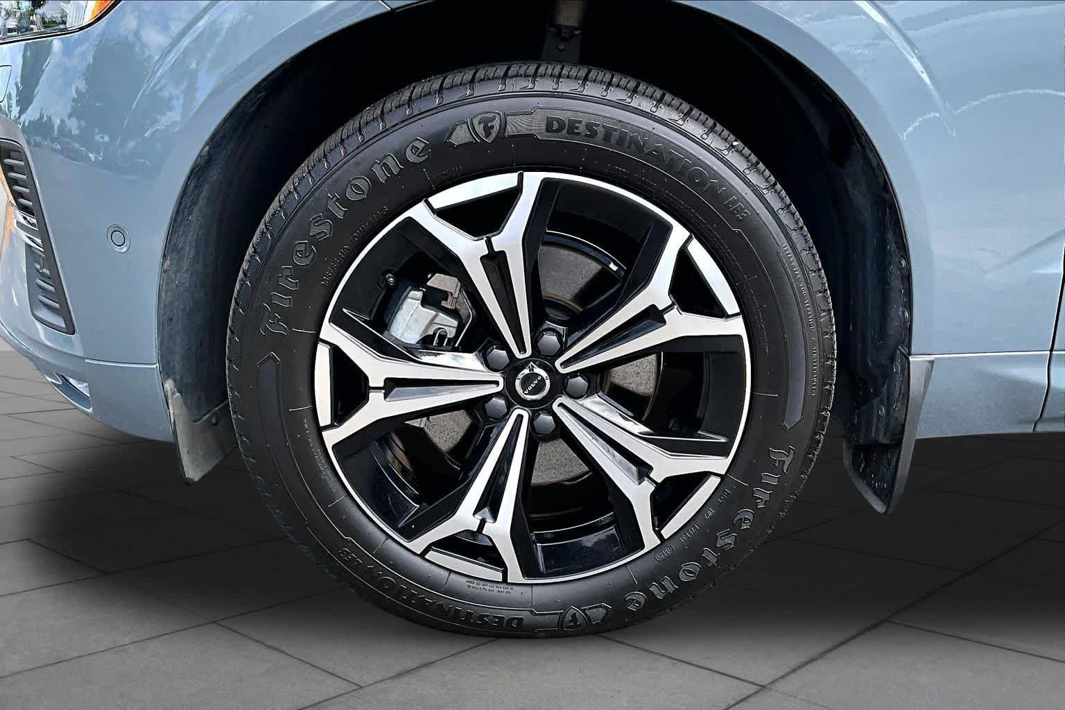 Used 2022 Thunder Grey Metallic Volvo Momentum image 11