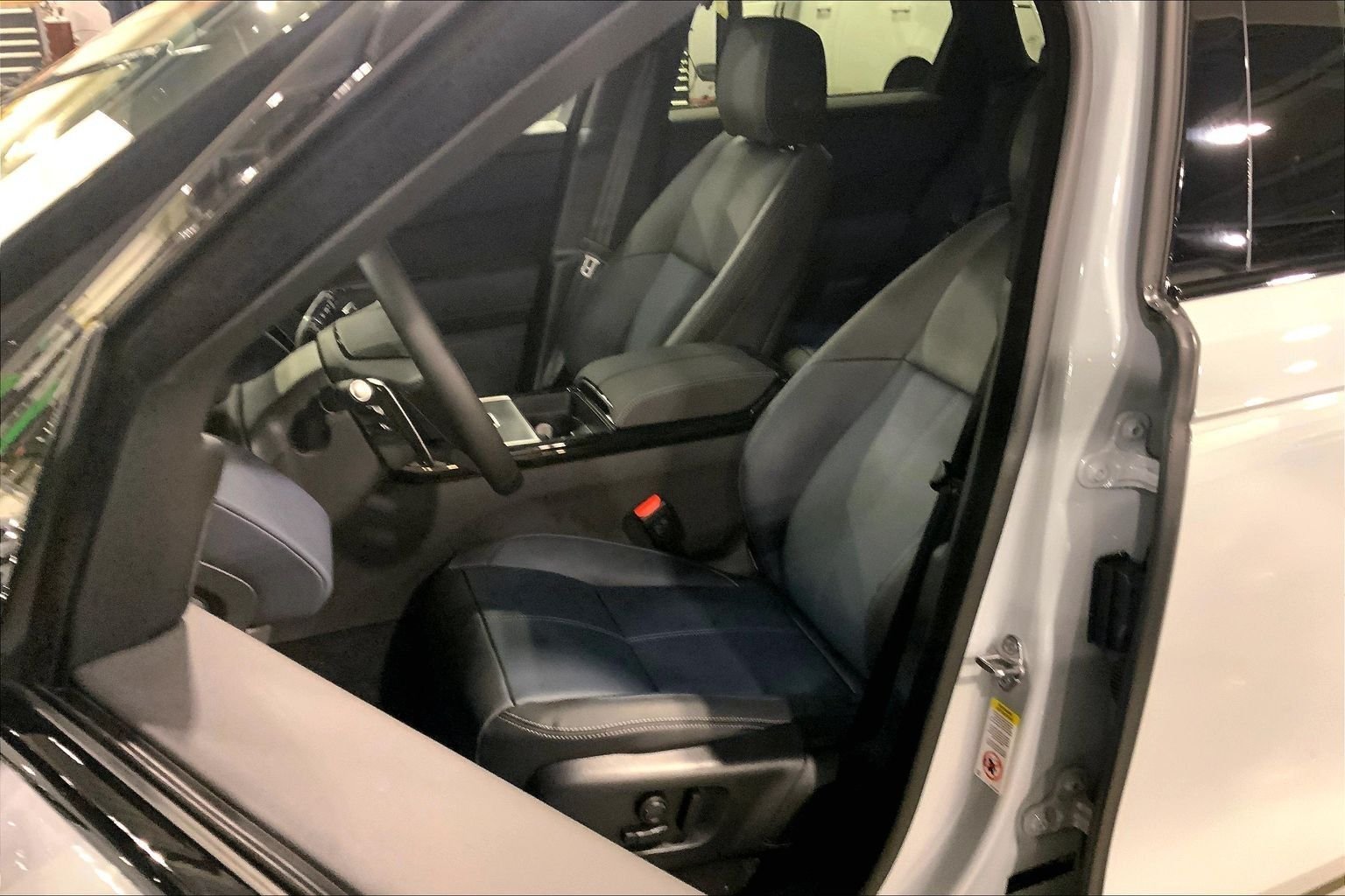 New 2026 Arroios Grey Land Rover P250 Base image 9