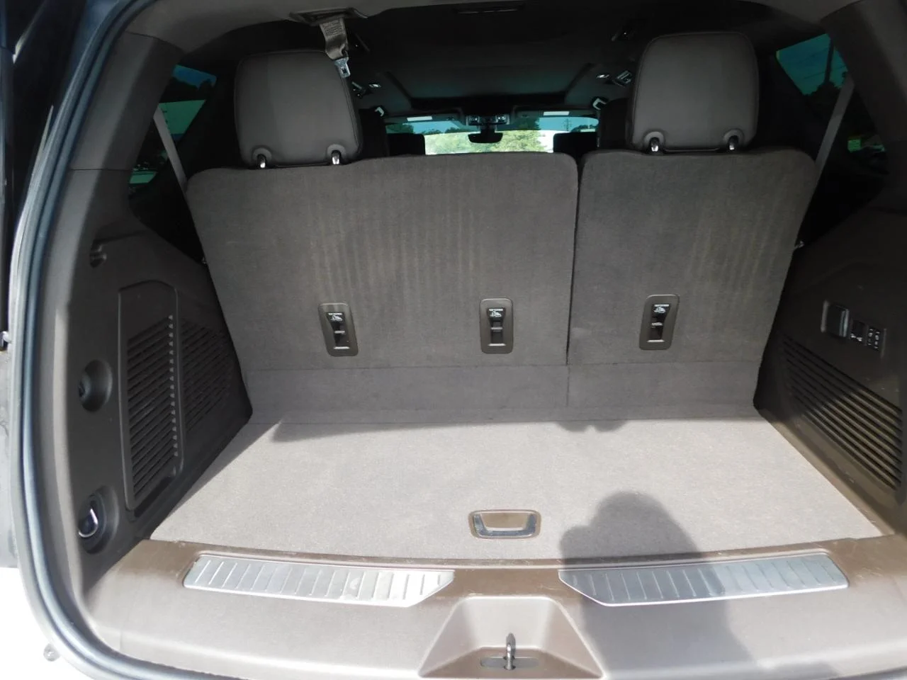 Used 2021 White GMC 4WD 4dr Denali image 24