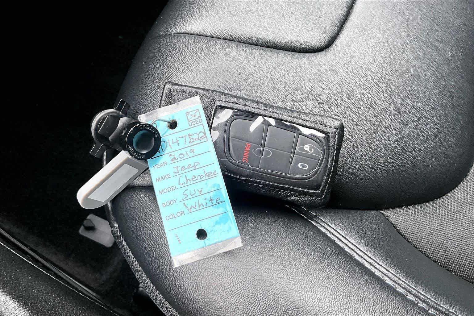 Used 2019 Bright White Clearcoat Jeep Latitude Plus image 14