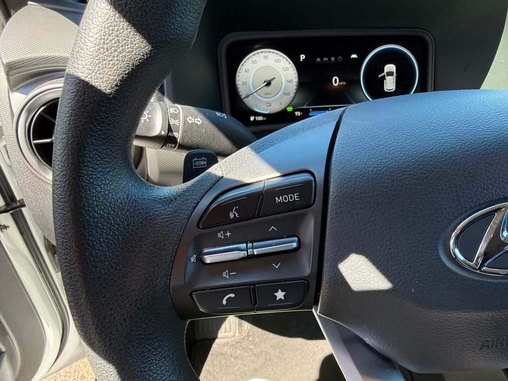 Used 2023 Lunar White w/Black Roof Hyundai SE image 11