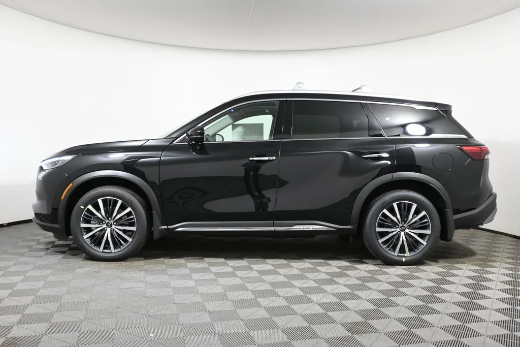Used 2025 Black INFINITI Sensory image 2
