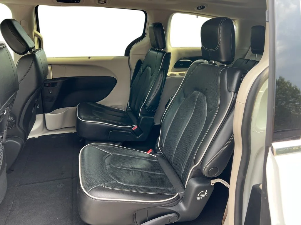 Used 2023 White Chrysler Limited image 7