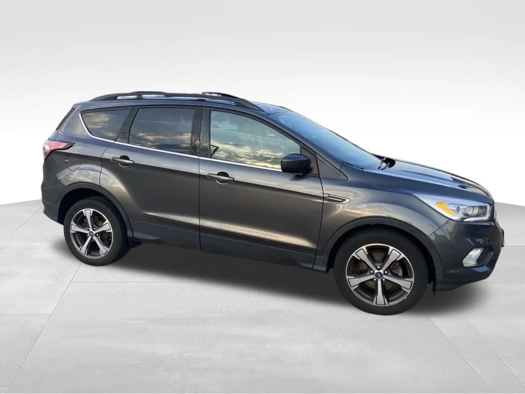 Used 2018 Gray Ford SEL image 9