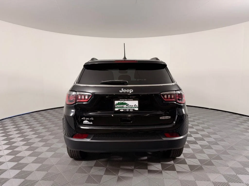 Used 2022 Black Jeep Latitude image 9
