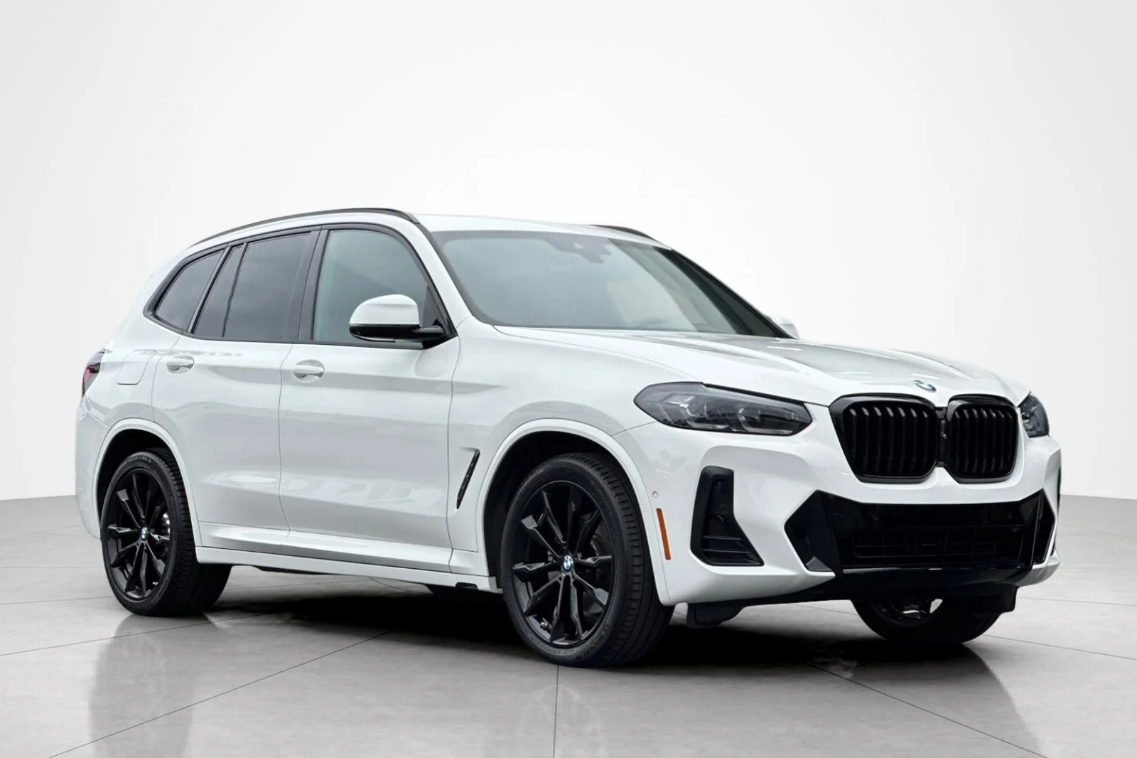 Used 2024 Alpine White BMW sDrive30i image 7