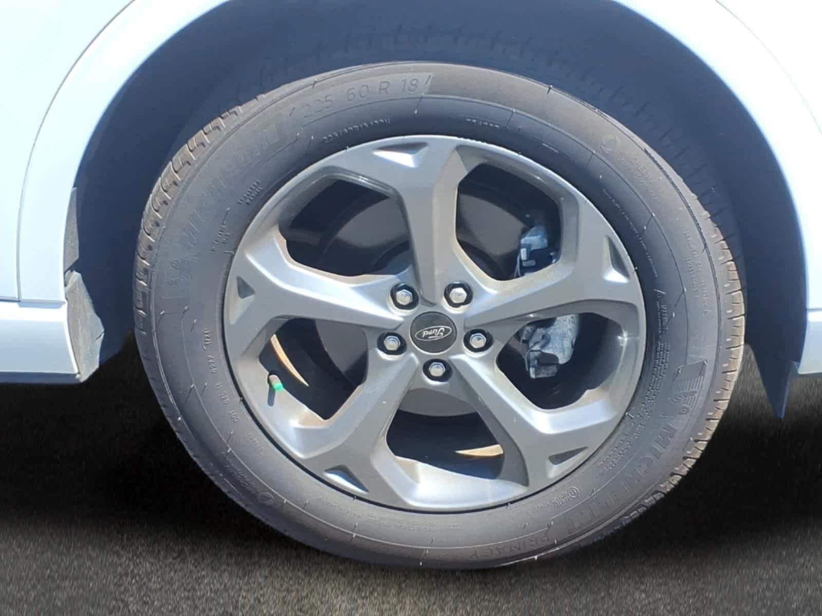 Used 2024 Star White Metallic Tri-Coat Ford ST-Line Select image 7