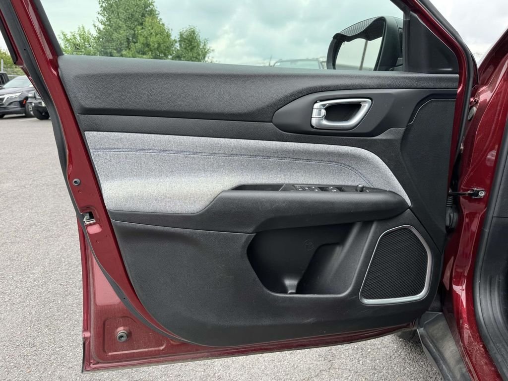 Used 2022 Red Jeep Latitude image 25