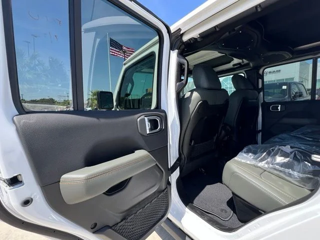 New 2026 Bright White Clear-Coat Exterior Paint Jeep Mojave image 16