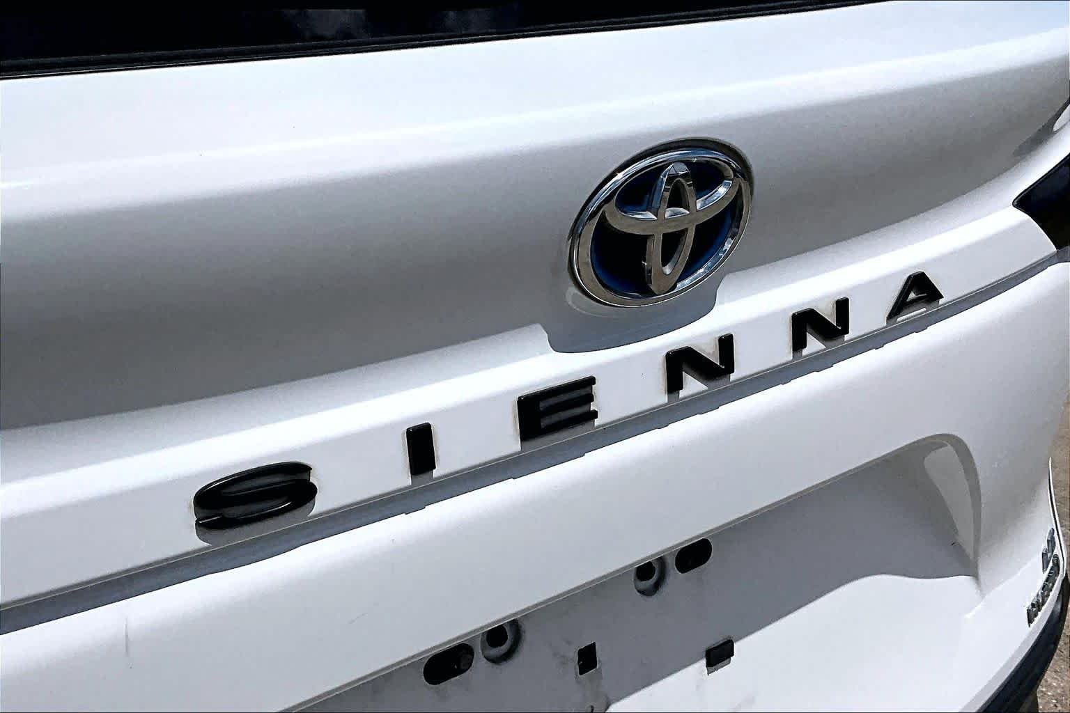 Used 2022 White Toyota LE image 30