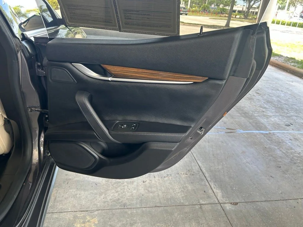 Used 2015 Gray Maserati Base image 35