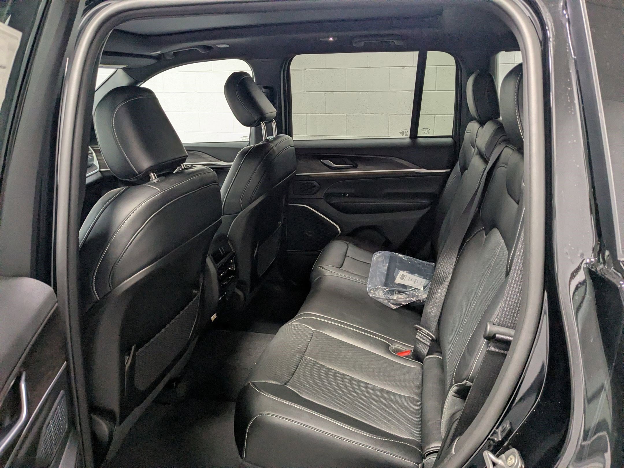 New 2026 Diamond Black Crystal Pearl-Coat Exterior Paint Jeep Limited Reserve image 17