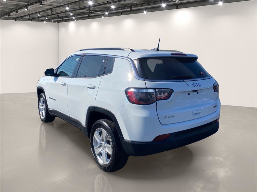 Used 2022 Bright White Clearcoat Jeep Latitude image 5