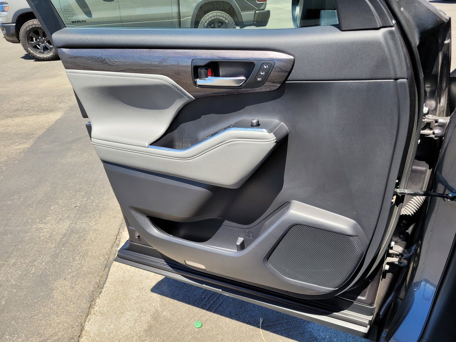Used 2022  Toyota Platinum image 27