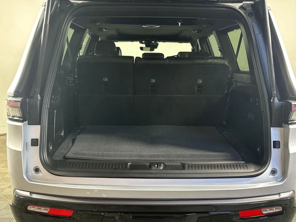 New 2026 Silver-Zynith Exterior Paint Jeep Limited Reserve image 9