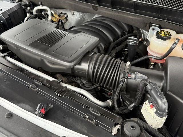 Used 2021 Summit White Chevrolet Commercial image 32