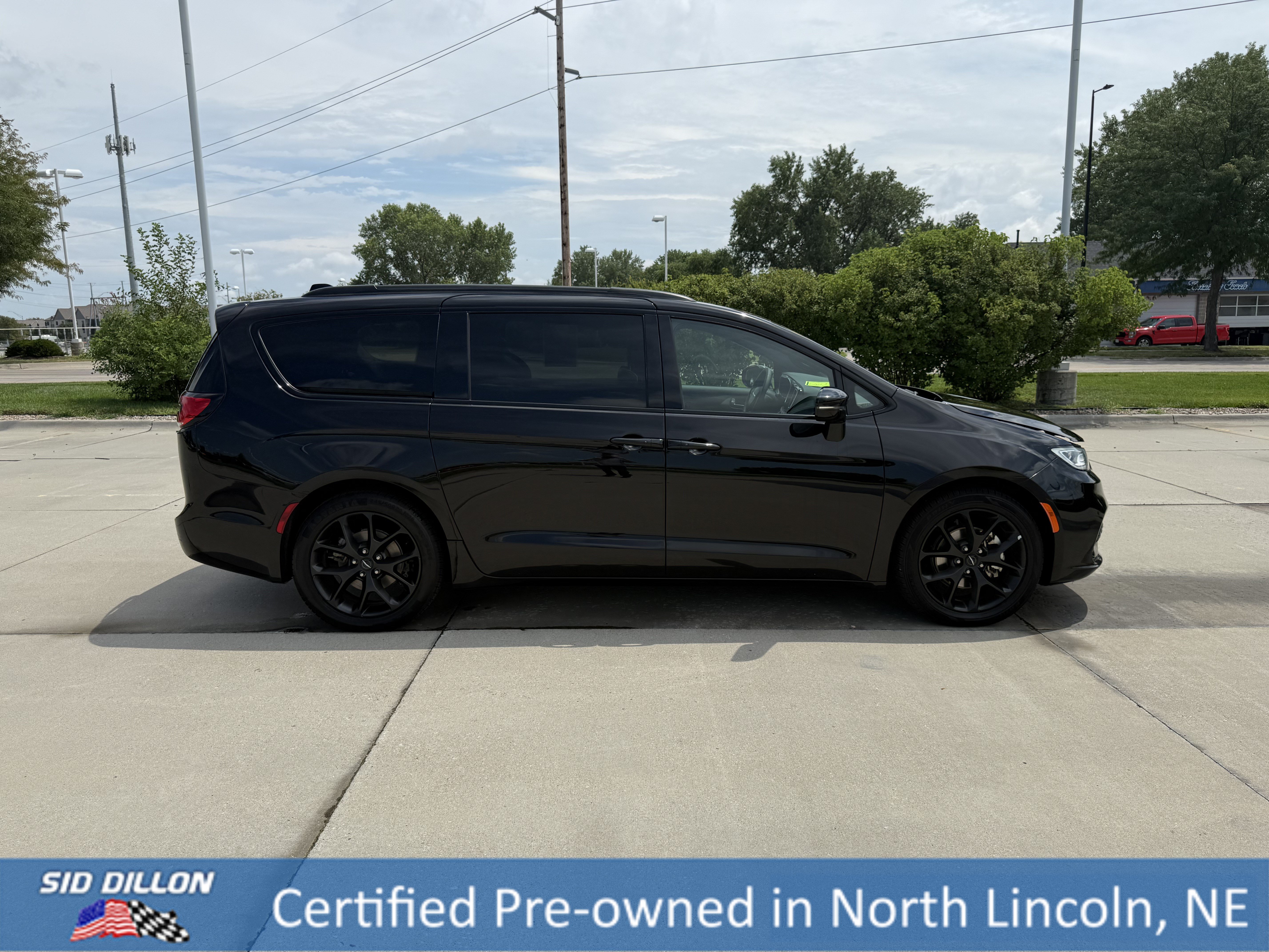 Certified Used 2025 Diamond Black Crystal Pearlcoat Chrysler Limited image 3