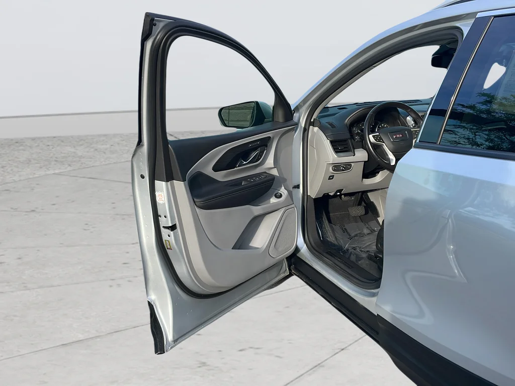 Used 2022 Silver GMC SLT image 35