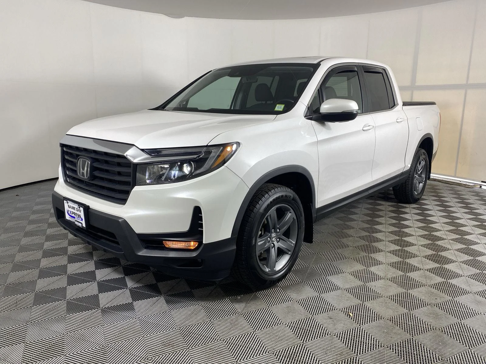 Used 2023 Platinum White Pearl Honda RTL image 3