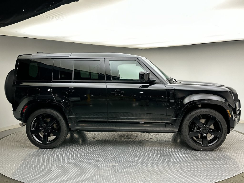 New 2026 Santorini Black Metallic Land Rover V8 image 4
