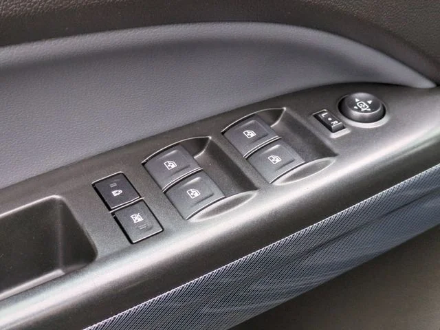 Used 2018 Black Chevrolet Z71 image 13