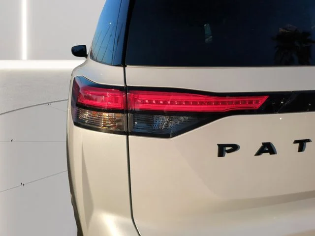 New 2026 Everest White Pearl TriCoat / Super Black Two-tone Nissan Rock Creek® image 7