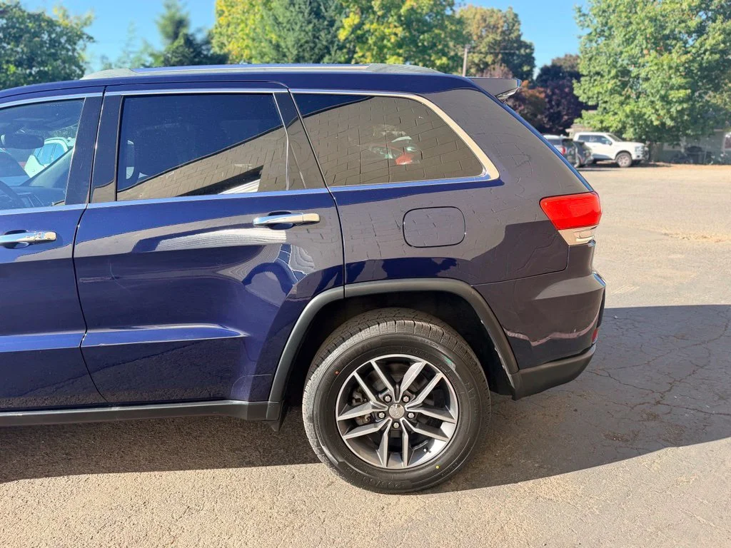 Used 2018 True Blue Pearlcoat Jeep Limited image 9