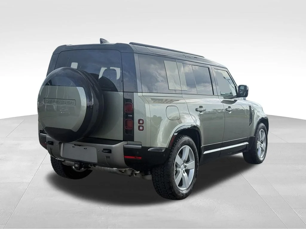 Used 2025 Green Land Rover X-Dynamic SE image 28