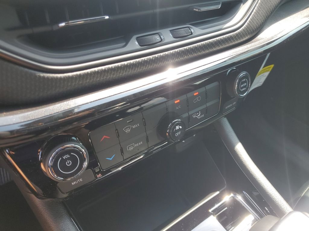 New 2026 Diamond Black Crystal Pearlcoat Jeep Latitude image 17