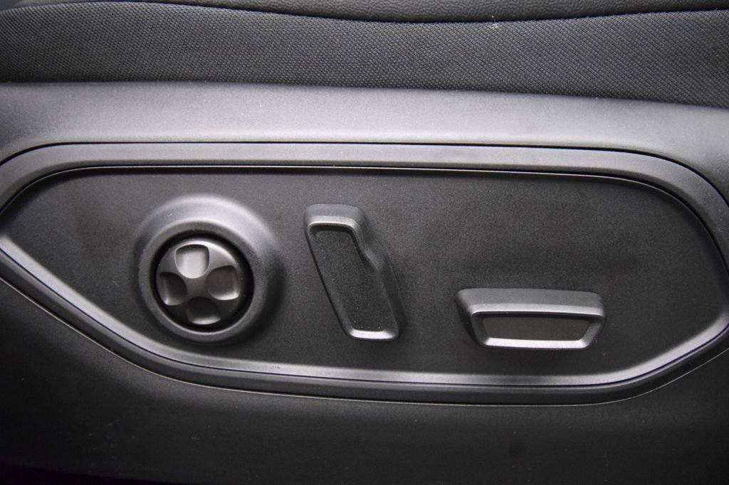 New 2026 Silver Zynith Exterior Paint Jeep Limited image 19