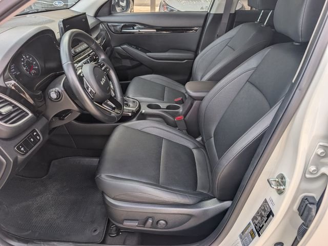 Used 2022 White Kia EX image 8
